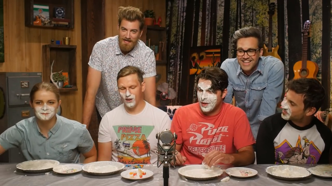 GMMore 1383: Gummy Bear Pie Eating Contest