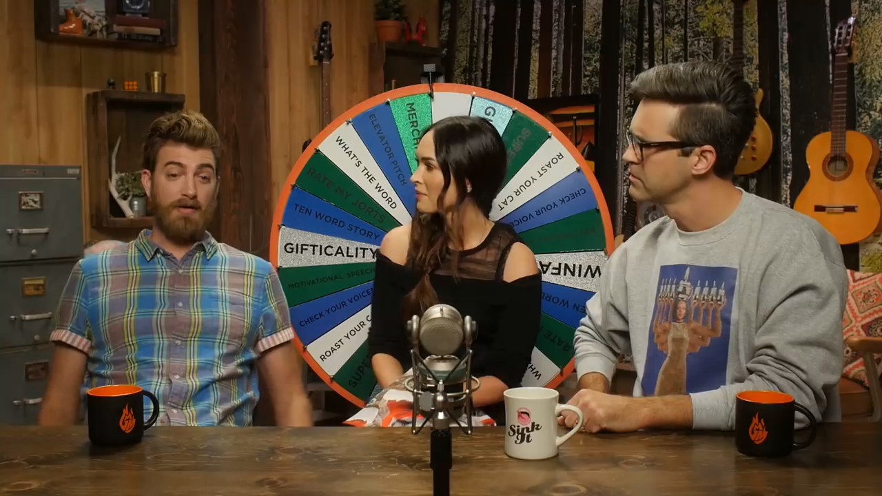 GMMore 1435: Reviewing Ridiculous Christmas Lights w/ Megan Fox