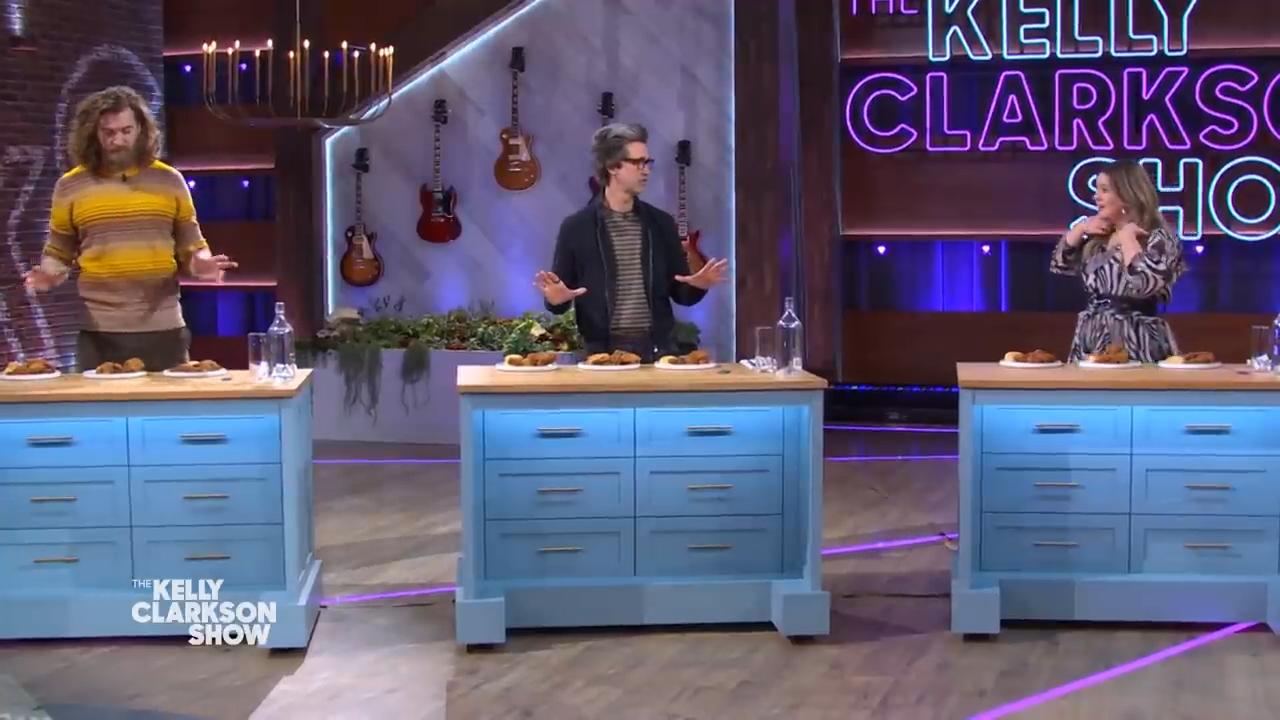 Kelly Clarkson Plays Naked Foods Taste Test With ‘GMM’ Hosts Rhett & Link